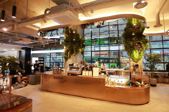 KB국민은행 '서초동종합금융센터' 내 1층 카페형 대기 공간. 지난 10월 문을 연 서초동종합금융센터는 새롭게 도입하는 'PG 2.0'의 첫 번째 영업채널이다. 'PG 2.0'은 지역 거점인 유니버설 허브 점포의 대형화를 통해 종합금융서비스를 제공한다. KB국민은행 제공.